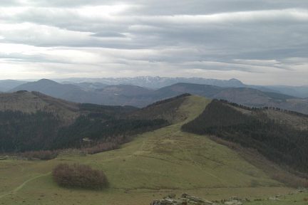 Du sommet d'Adarra on aperçoit au fond lle Txindoki