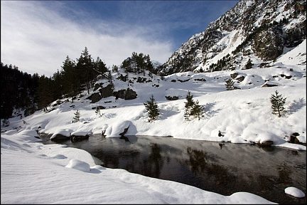 Randonnée en raquettes au refuge du Marcadau : le long du cours d'eau