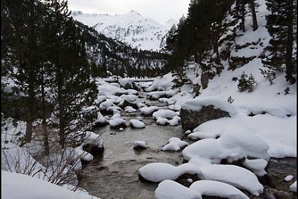 Randonnée en raquettes au refuge du Marcadau : passage le long de la rivière