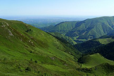 Les montagnes sont bien vertes en été à Hautacam