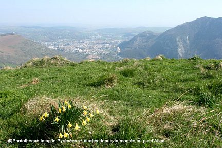 Lourdes vue depuis la montée au pic d'Alian