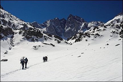 Randonnée dans la neige vers le refuge des Oulettes de Gaube