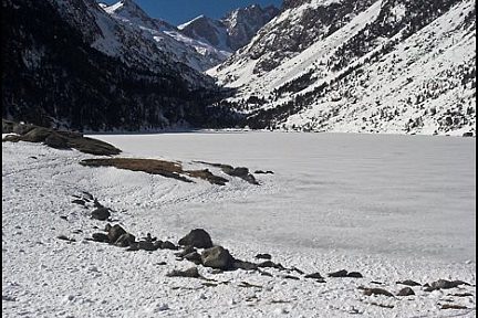 Lac de Gaube avec la neige