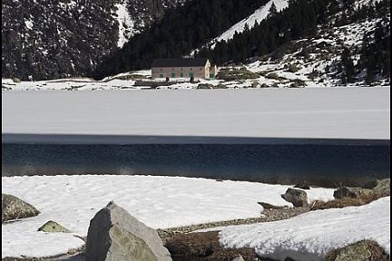 Lac de Gaube et son gîte