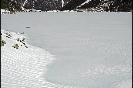 La neige recouvre le lac de Gaube