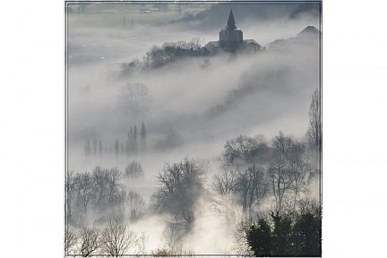 La basilique de Saint Savin dans le brouillard