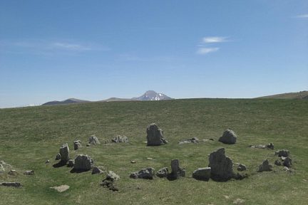 Cromlechs d'Occabe (1382 m) avec le pic d'Orhy