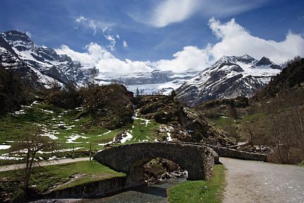 Pont de Nadau face au cirque de Gavarnie