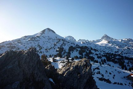 Descente du Soum de Lèche face au pic d'Arlas et au pic d'Anie
