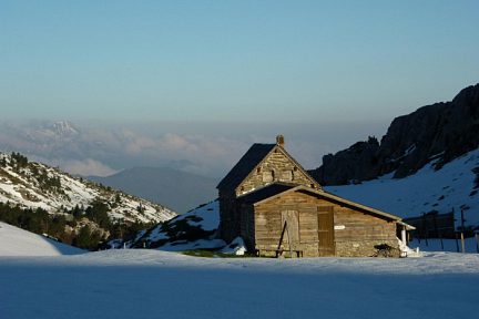 Vue sur le pic d'Orhy au-dessus de la brume, retour du Soum de Lèche