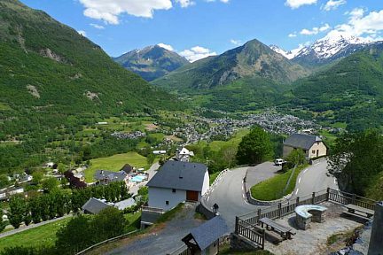Vue sur Luz Saint Sauveur depuis la route qui monte à la station