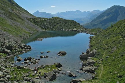 Le lac d'Antarrouyes au-dessus du lac de Cestrède