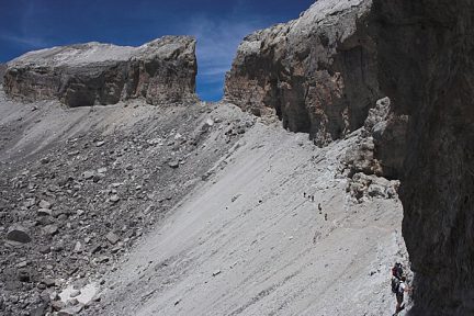 La brèche de Roland vue du pas des Isards, versant espagnol