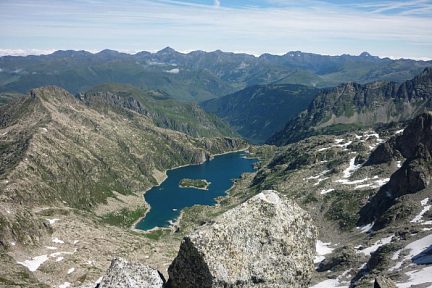 Sommet du Besiberri Nord (3014 m), vue sur le lac de Mar et l'île Era Unhola
