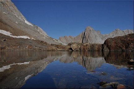 Lac de Cinda Blanque, petit lac discret sous la pène Blanque