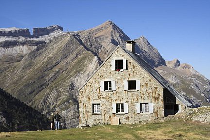 Refuge des Espuguettes face au cirque de Gavarnie
