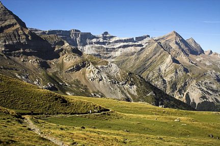 Sentier qui monte au Pimené après le refuge