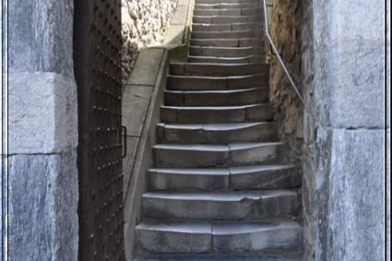 Château de Lourdes, l'entrée par les escaliers