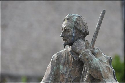 Château de Lourdes, statue dans la cour