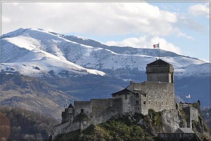 Château de Lourdes, vue sur le Hautacam