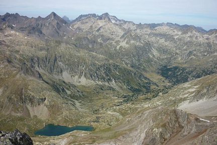 Pic Sud de Chabarrou (2930 m), vue sur la Grande Fache et le pic du Midi d'Ossau