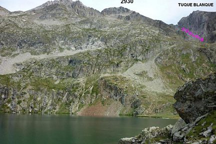 Lac d'Arratille (2247 m), vue sur les pics de Chabarrou