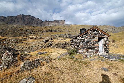 Cabane des Aguilous sous le pic des Aguilous