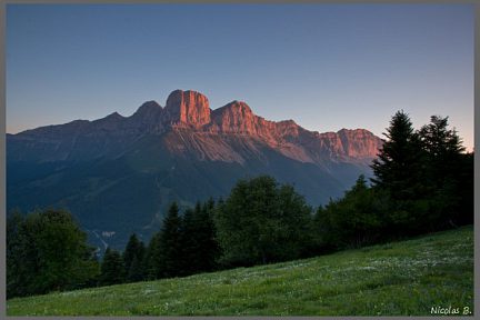 Premiers rayons du soleil sur les Deux Sœurs, Pré du Playnet