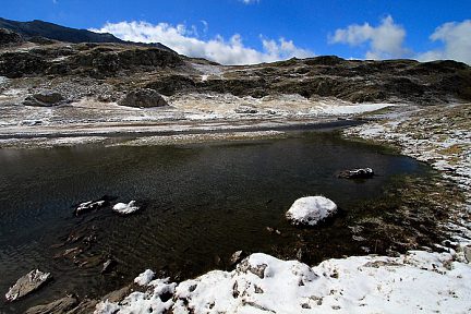 Lac des Aires sous la neige, cirque de Troumouse
