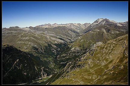 Vue sur le versant espagnol en montant à l'Escuzana