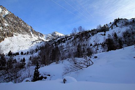 Batiment EDF pendant la montée en raquettes au refuge de la Glère