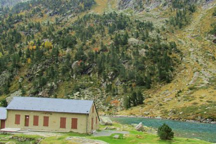 Lac et refuge d'Estom, au-dessus de La Fruitière