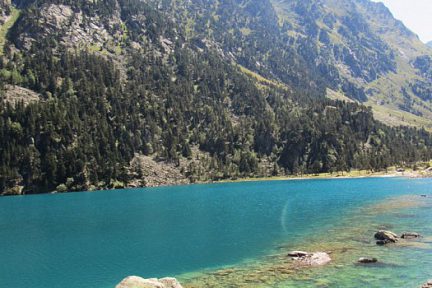 Belle couleur de l'eau au lac de Gaube