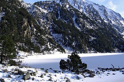 Lac de Gaube avec beaucoup de neige