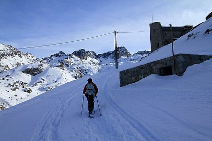 Arrivée en raquettes à neige au refuge de la Glère