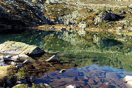 Lac lors de la montée à la Hourquette d'Aubert