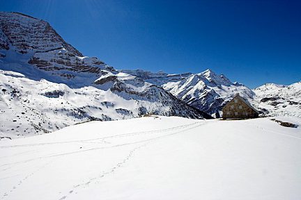 Refuge des Espuguettes, vue sur le cirque de Gavarnie et le Piméné