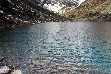 Lac d'Estom sous un peu de neige au sommet