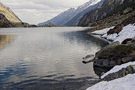 Neige résiduelle au lac d'Estom, vue sur le refuge d'Estom