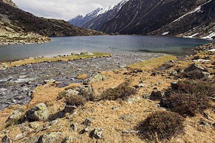 Randonnée au lac d'Estom en avril