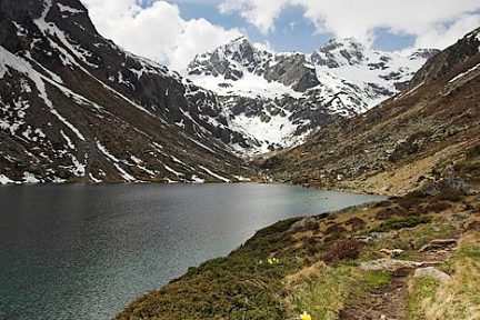 Sentier de randonnée après le lac d'Estom