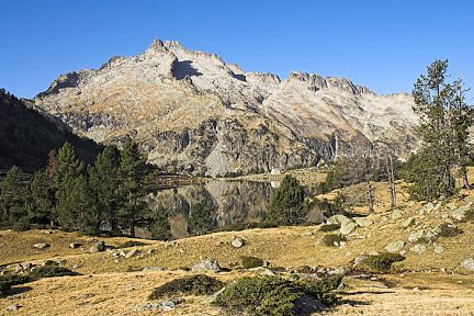 Randonnée le long du lac d'Aumar : panorama sur le pic du Néouvielle