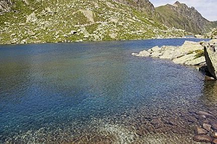Lac et refuge de la Glère dans les Pyrénées