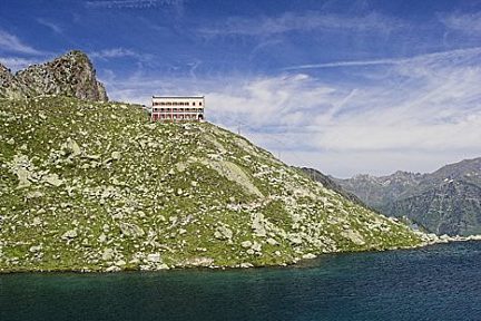 Lac et refuge de la Glère dans les Pyrénées