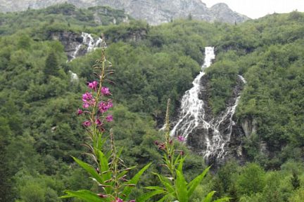 Randonnée au lac de Crop en Isère : cascades sur le sentier de montée