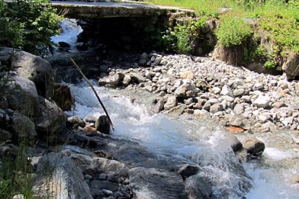 Passerelle au dessus d'un ruisseau lors de la montée au Lac du Lauvitel, Massif des Ecrins 