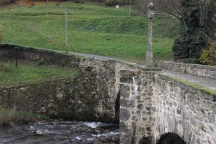 Croix du pèlerin sur le vieux pont de Saint Chély d'Aubrac 