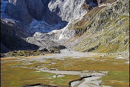 Le plateau devant la face nord du Vignemale