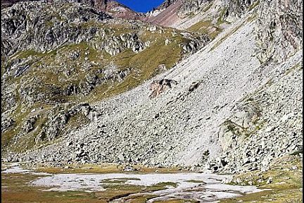 Sentier qui monte vers le col des Oulettes
