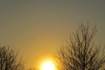 Lever de soleil sur Rodez en Aveyron lors d'une petite randonnée à Layoule